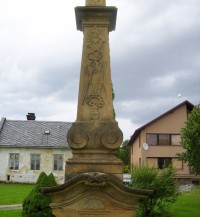 Líšnice-barokní kamenný kříž s reliéfy na návsi-detail-Foto:Ulrych Mir.