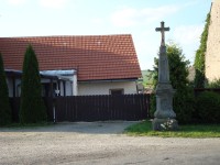 Lišnice-Svinov-kříž v zatáčce na začátku obce-Foto:Ulrych Mir.