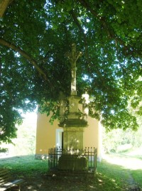 Bouzov-Bezděkov-kamenný kříž z r.1856 v parku před kaplí-Foto:Ulrych Mir.