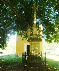 Bouzov-Bezděkov-kamenný kříž z r.1856 v parku před kaplí-Foto:Ulrych Mir.