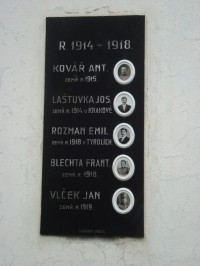 Bouzov-Olešnice-obchod s pamětními deskami obětí I.světové války-Foto:Ulrych Mir.