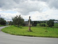 Červená Lhota-kříž z r.1820 a pohled na obec-Foto:Ulrych Mir.