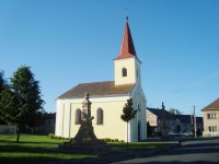 Haňovice-náves s kaplí, křížem a pomníkem-Foto:Ulrych Mir.