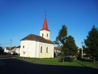 Haňovice-náves s kaplí sv.Cyrila a Metoděje z r.1846 s pomníkem-Foto:Ulrych Mir.