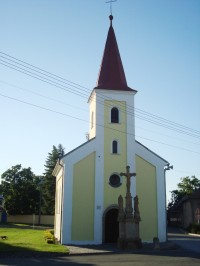 Haňovice-kaple sv.Cyrila a Metoděje z r.1846 s křížem-Foto:Ulrych Mir.