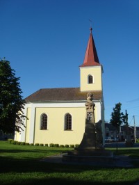 Haňovice-kaple sv.Cyrila a Metoděje z r.1846 s křížem a pomníkem-Foto:Ulrych Mir.