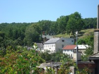 Mladeč-vrch Třesín se vstupem do jeskyní a turistickou ubytovnou-Foto:Ulrych Mir.