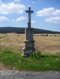 Litovel-Myslechovice-kamenný kříž z r.1902 u silnice k Cholině-Foto:Ulrych Mir.