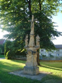 Myslechovice-kamennMyslechovice-budova Sokola-Foto-Ulrych Mir.ý kříž se sousoším Kalvárie z r.1829-Foto:Ulrych Mir.