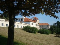 Chlumec nad Cidlinou-zámek Karlova Koruna-obytné a hospodářské budovy-Foto:Ulrych Mir.