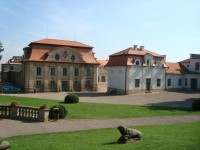 Chlumec nad Cidlinou-zámek Karlova Koruna-obytné a hospodářské budovy-Foto:Ulrych Mir.