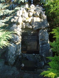 Litovel-Nová Ves-náves s pomníkem obětem obou světových válek-Foto:Ulrych mir.