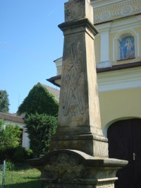 Bílá Lhota-Pateřín-kamenný kříž před kaplí na návsi-detail-Foto:Ulrych Mir.