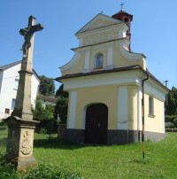 Bílá Lhota-Pateřín-kaple z r.1825 s křížem na návsi-Foto:Ulrych Mir.