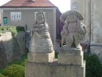 Nové Město nad Metují-sochy-Braunovi trpaslíci před zámkem-Foto:Ulrych Mir.