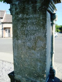 Slavětín-kamenný kříž z r.1906 na návsi-detail-Foto:Ulrych Mir.