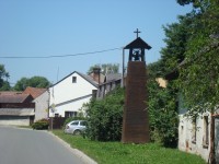 Mladeč-Sobáčov-náves s dřevěnou zvonicí-Foto:Ulrych Mir.