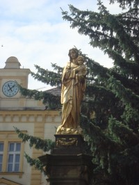 Holice-sloup se sochou Svaté Boží Rodičky s dítětem-detail-Foto:Ulrych Mir.