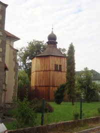 Sezemice-dřevěná zvonice ze 16.stol.-Foto:Ulrych Mir.