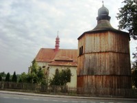 Sezemice-dřevěná zvonice ze 16.stol.a kostel Nejsvětější Trojice-Foto-Ulrych Mir.