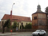 Sezemice-dřevěná zvonice ze 16.stol.a kostel Nejsvětější Trojice-Foto-Ulrych Mir.