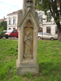 Sezemice-kamenný kříž z r.1856 před a farou, kostelem a zvonicí-detail-Foto:Ulrych Mir.