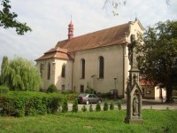 Sezemice-kamenný kříž z r.1856 s kostelem-Foto:Ulrych Mir.