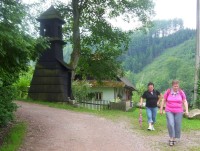 Litice-dřevěná zvonice u cesty k hradu-Foto:Ulrych Mir.