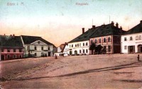 Moravský Beroun-náměstí s radnicí a sochou P.Marie-1910-sbírka:Ulrych Mir.