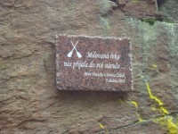 Naučná stezka Zemská brána-skalisko u Pašerácké lávky-pamětní deska-Foto:Ulrych Mir.