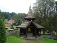 Špindlerův Mlýn-hřbitov-otevřená kaple s pamětní deskou-Foto:Ulrych Mir.