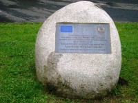 Špindlerův Mlýn-kámen s pamětní deskou obnovy silnic-Foto:Ulrych Mir. 
