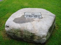 Špindlerův Mlýn-kámen s pamětní deskou založení KRNAP-Foto:Ulrych Mir.