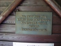 Špindlerův Mlýn-hřbitov-otevřená kaple s pamětní deskou-Foto:Ulrych Mir.