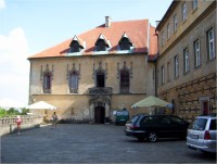 Hrubá Skála-zámek-severní průčelí jižního křídla a nádvoří-Foto:Ulrych Mir.