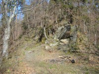 Hrad Puchart-příkop oddělující Dolní hrad od skalní šíje s Horním hradem-Foto:Ulrych Mir.