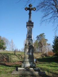 Boškov-kamenný kříž z r.1905 před kostelem-Foto:Ulrych Mir.