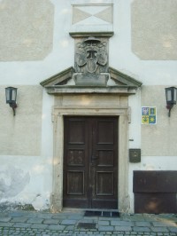 Chropyně-zámek-portál s erbem kardinála F. Ditrichštejna a nápisovou desku-Foto:Ulrych Mir.