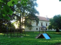 Zborovice-zámek-východní průčelí a dětské hřiště v zámeckém parku-Foto:Ulrych Mir.