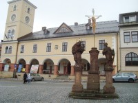 Jilemnice-Masarykovo náměstí-sousoší Sv. Kříže z r.1799 a radnice-Foto:Ulrych Mir.
