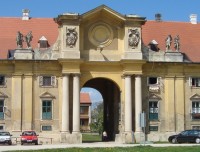Lednice-zámek-nádvoří barokní jízdárny-východní průčelí západního křídla-brána-Foto:Ulrych Mir.