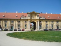 Lednice-zámek-nádvoří barokní jízdárny-východní průčelí západního křídla-Foto:Ulrych Mir.