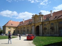 Lednice-zámek-nádvoří barokní jízdárny-západní průčelí východního křídla-Foto:Ulrych Mir. 