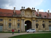 Lednice-zámek-nádvoří barokní jízdárny-západní průčelí východního křídla-Foto:Ulrych Mir.
