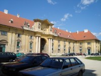 Lednice-zámek-nádvoří barokní jízdárny-východní průčelí západního křídla-Foto:Ulrych Mir. 