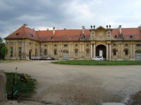 Lednice-zámek-nádvoří barokní jízdárny-západní průčelí východního křídla-Foto:Ulrych Mir.