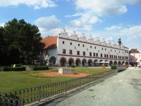 Nové Město nad Metují-Husovo nám.-renesanční dům s podloubímí, do r.1893 radnice od zámku-Foto:Ulrych Mir.
