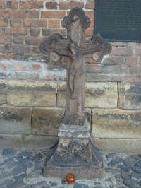 Nymburk-chrám Sv.Jiljí-kamenný kříž u vstupu-Foto:Ulrych Mir.