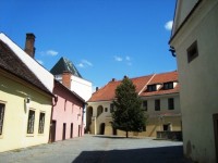 Pardubice-Příhradek-náměstíčko s kašnou a věžovou bránou-Foto:Ulrych Mir.