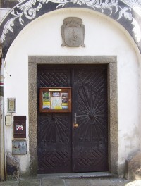 Písek-kostel Povýšení Sv.Kříže-portál se dominikánským znakem-Foto:Ulrych Mir.